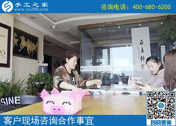 5月19日，珠繡，這個可以帶回家做的手工活不設(shè)限，殘疾人也能做。手工之家接待考察加工客戶剪影