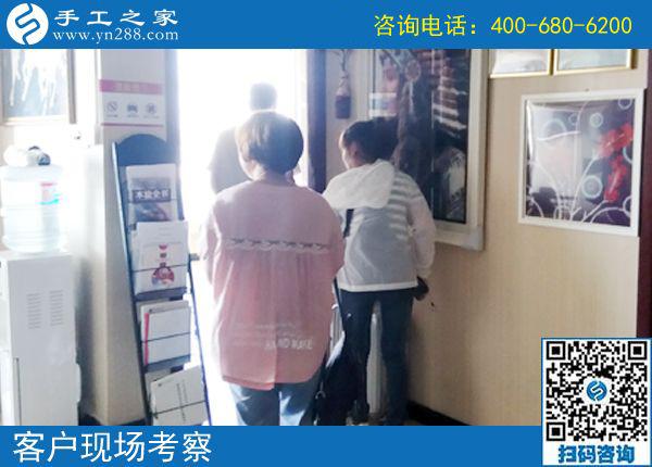 手工活在家要認(rèn)真做，河南林州郝女士帶著孩子做手工活外包掙錢