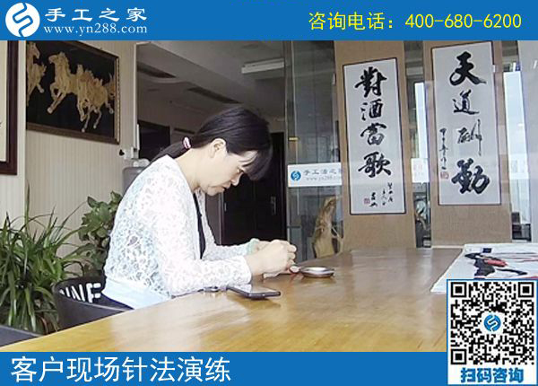 做這個(gè)正規(guī)供料的手工活掙錢了，江蘇連云港周女士的婆婆主動(dòng)幫著帶娃
