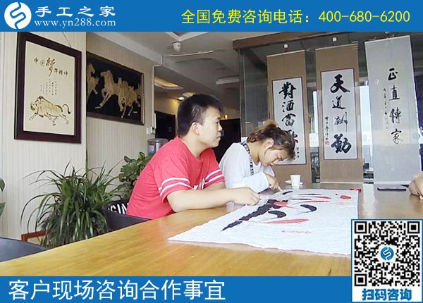 一起、一起，四川瀘州李女士做正規(guī)供料的手工活，帶著鄰居們掙錢(qián)