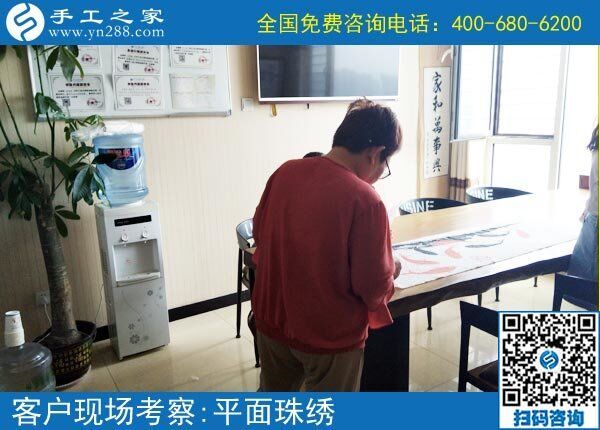 堅持就能掙錢，河北石家莊曹女士帶著孫子做正規(guī)供料的手工活