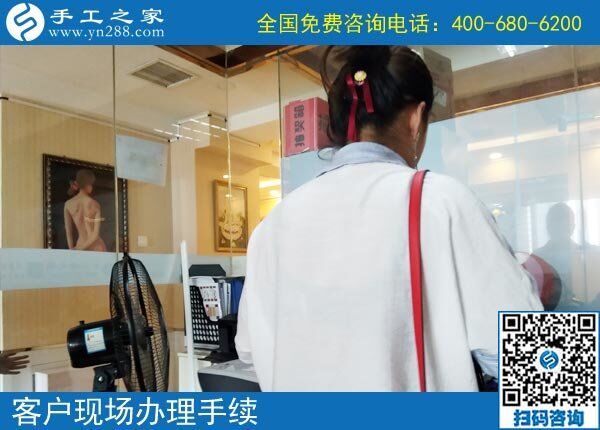 想接正規(guī)廠家的手工活需要這樣做，四川綿陽魏女士在家人的支持下在家掙錢