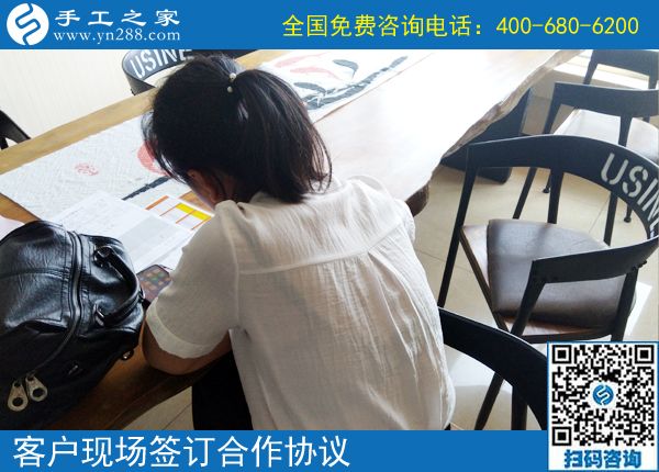 為了掙錢，福建廈門葉女士選擇下班后做正規(guī)供料的手工活