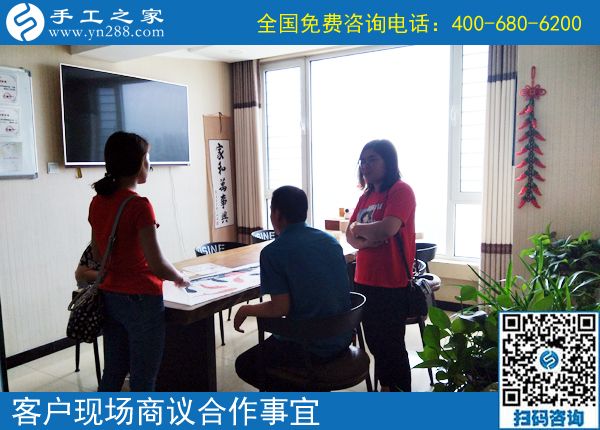 網(wǎng)上拿回家做的手工活真的能掙錢嗎？廣東陽江鄒女士說，帶著孩子照樣行