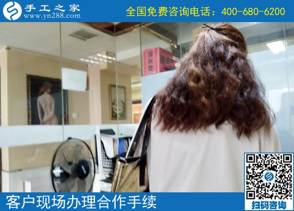 天熱了，不出門，天津王女士與婆婆一起做正規(guī)供料的手工活掙錢