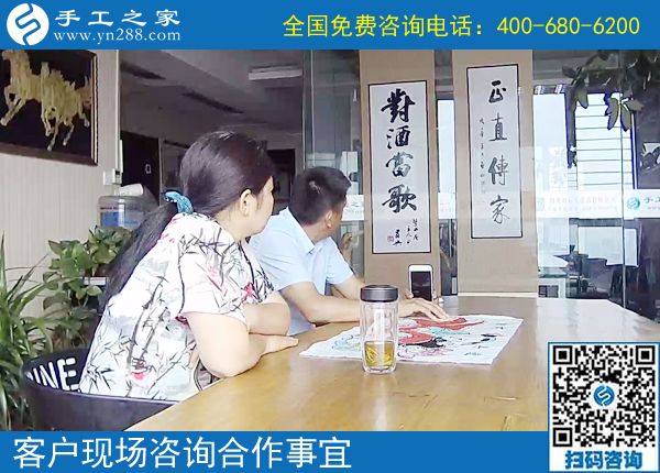 與家人一起做手工加工回收項(xiàng)目，遼寧丹東上班族張先生很幸福