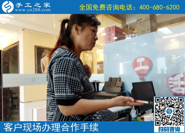 家庭主婦也很辛苦，浙江湖州陸女士做手工加工掙錢(qián)后，家人越來(lái)越理解