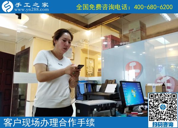 7月21日，在家賺錢(qián)的手工活，可以在家做的手工活就是珠繡串珠手工活外發(fā)，手工之家接待考察加工客戶剪影
