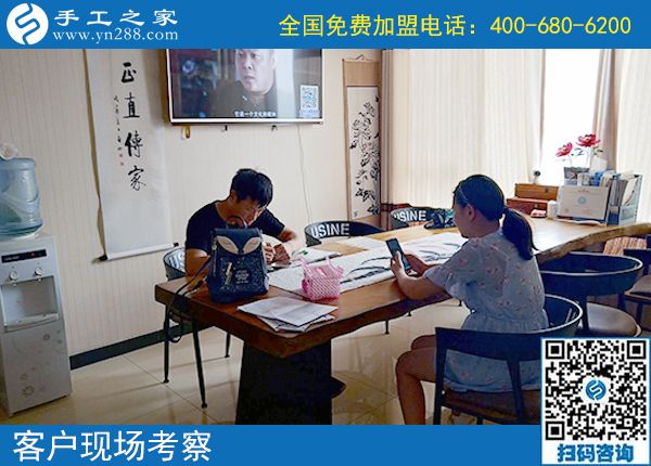 在周圍人的眼中，馬先生夫婦的生活是幸福的，除了羨慕之外，更多的是佩服，夫妻倆都是在外上班掙工資的，工作不錯，而且空閑時間兩個人還一起做著一份手工活兼職，在家還有一份收入，更主要的兩個人都很喜歡，還能在一起做。 家住安徽靈璧的馬先生夫婦，以前下班后也跟很多上班族一樣，沒什么事干，馬先生出去跟朋友喝酒聊天，妻子在家看看電視追追劇，雖然日子也很平淡，但兩人少了交流，生活里總感覺缺點(diǎn)什么。 正是這樣情況長期存在，正是兩個人都意識到這個問題，所以第一次看到手工之家的勵志珠可以寄到家做的手工活時，夫婦兩人的意見高度一致，都想趕緊考察一下，然后把這個手工活拿回家做。 一番了解、一次考察，成就了馬先生夫婦的好兼職，勵志珠針法簡單、干凈衛(wèi)生、時間自由、成品高端，非常適合兩個人。兩個人都做的很認(rèn)真，也都做的很好，馬先生雖然是個男士，但有時做得比妻子做的還好。 不出門在家做手工，不僅讓馬先生夫婦有了一份收入，更讓兩個人能常常坐在一起、相互交流、有說有笑。這一次，馬先生寄回一批珠繡成品，結(jié)算加工費(fèi)720元。