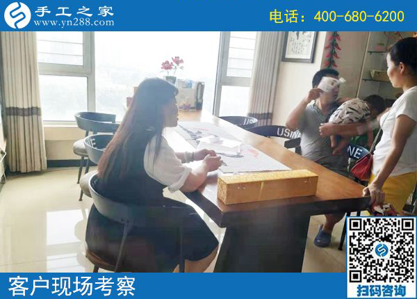 7月31日，月末來合作，想在家做手工活掙錢的人選擇了珠繡，手工之家接待考察加工客戶剪影