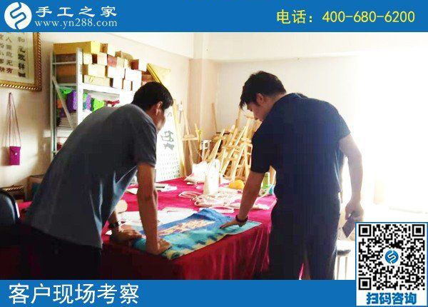 8月14日，把手工活拿回家做，這里的珠繡個(gè)人定制很受歡迎，手工之家接待考察加工客戶(hù)剪影