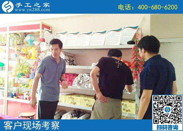 8月14日，把手工活拿回家做，這里的珠繡個(gè)人定制很受歡迎，手工之家接待考察加工客戶(hù)剪影(圖1)