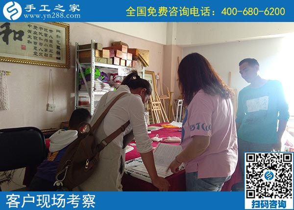 空閑時做串珠手工活外發(fā)，浙江湖州李女士一家人邊賺錢邊過節(jié)的畫面好溫馨