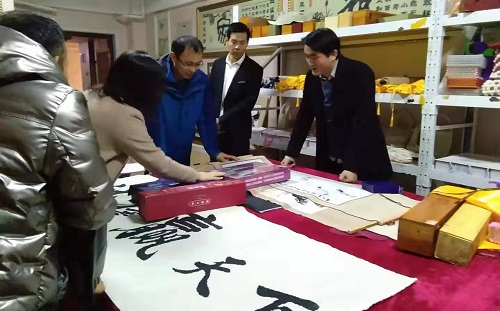 加大珠繡市場化、著重產(chǎn)品創(chuàng)新------記邯鄲學院文化產(chǎn)業(yè)管理專業(yè)主任一行到手工之家調研指導