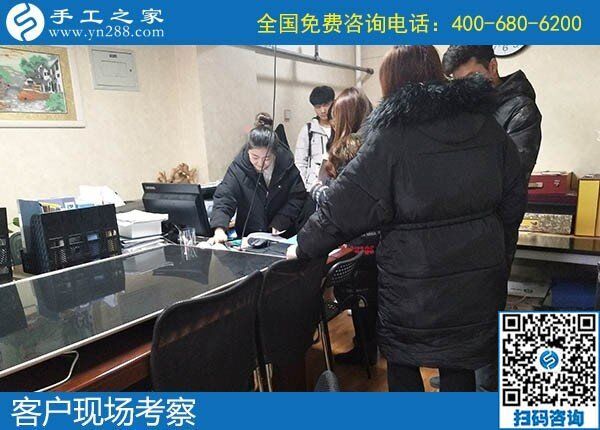留守婦女在家做的手工活，坐在一起說(shuō)說(shuō)笑笑把錢(qián)掙！(圖1)