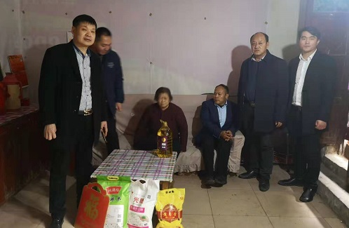 心懷公益、助力扶貧 --- --- 手工之家郝總與邯山區(qū)工商聯(lián)愛心企業(yè)家一起參加送溫暖春節(jié)慰問活動(dòng)