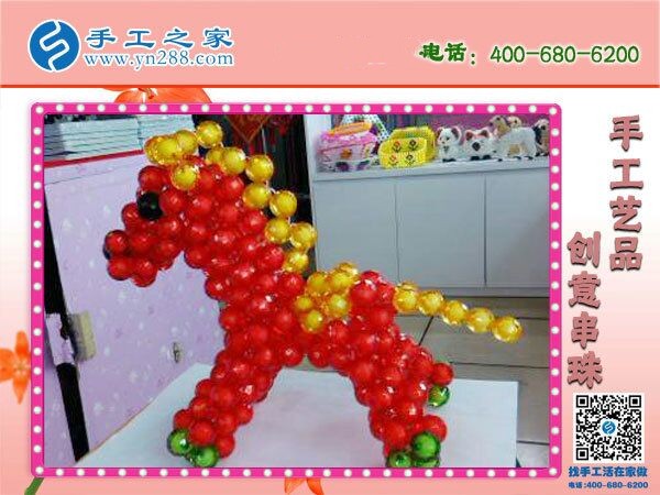 婆媳一起做手工活加工，一起說說笑笑把錢掙(圖1)