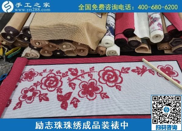 農(nóng)村60歲大媽靠做手工活掙錢，還不耽誤帶孫子(圖1)
