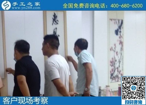 8月7日，負(fù)責(zé)回收手工活，在家做手工活掙錢，越來越多的人選擇這個非遺項(xiàng)目，手工之家接待考察合作加工客戶剪影