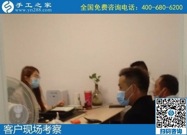 8月7日，負(fù)責(zé)回收手工活，在家做手工活掙錢，越來越多的人選擇這個非遺項(xiàng)目，手工之家接待考察合作加工客戶剪影