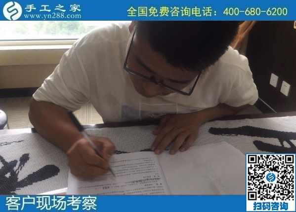 8月15日，手工活拿回家做要掙錢，越來(lái)越多的人選擇了這里外發(fā)手工活，手工之家接待考察合作加工客戶剪影