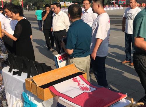 亮相“中國農民豐收節(jié)”，勵志珠珠繡等純手工大放異彩(圖2)