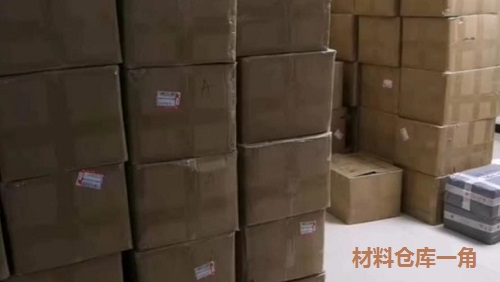 加班到夜里十點(diǎn)，要讓珠繡外發(fā)材料盡快到加工人員的手中(圖2)