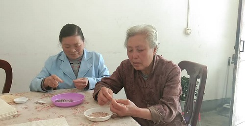 從個(gè)人加工到創(chuàng)業(yè)組織人做，4年來，她一直在做勵(lì)志珠珠繡