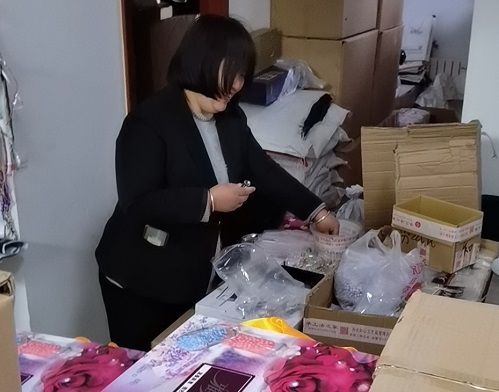 發(fā)貨、整理兩不誤------手工之家材料庫年終大盤點行動開始