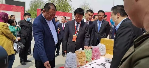 珠繡非遺項(xiàng)目展風(fēng)采，助力邱縣文冠果花節(jié)----記邱縣第六屆文冠果花節(jié)勝利開(kāi)幕