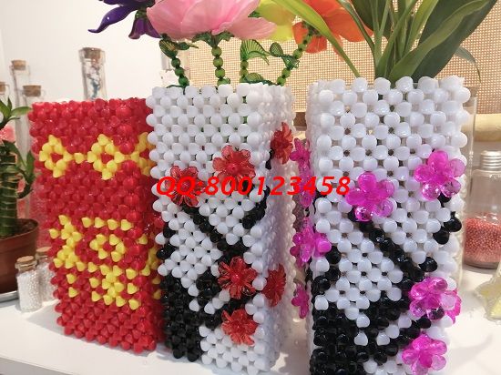 1月4日，想接正規(guī)廠家的手工活，做手工之家的珠繡串珠外發(fā)手工活，要對這里的產(chǎn)品了解，圖為勵志珠珠繡串珠產(chǎn)品實拍