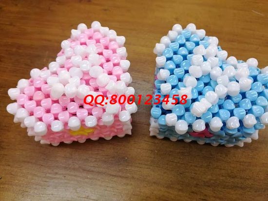 4月27日，實地考察，找到了正規(guī)廠家的手工活，可以帶回家做的手工活要先確定合作企業(yè)正規(guī)可靠，圖為勵志珠珠繡串珠手工產(chǎn)品實拍