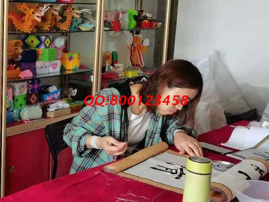 4月30日，不了解就實地考察，了解了就要行動，做手工活掙錢，珠繡拿回家做的手工活成為大家共同的選擇，圖為一些優(yōu)秀繡娘提前到進行手工技能學(xué)習(xí)