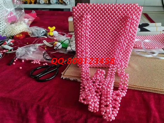 6月26日，靠譜的手工活加工項(xiàng)目，找可以寄到家做的手工活應(yīng)該知道這些，圖為勵志珠珠繡新款珠包成品實(shí)拍