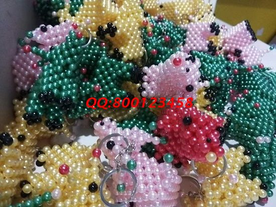 7月1日，傳承非遺傳統(tǒng)手工，勵志珠珠繡手工是正規(guī)拿回家做的手工活，常年有活兒，圖為加工人員寄回的珠繡串珠飾品實拍