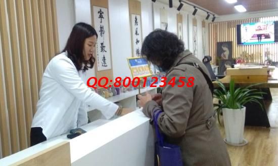 習(xí)慣做珠繡外發(fā)手工活，她帶著孫子還掙錢(qián)，連親家母都夸(圖1)