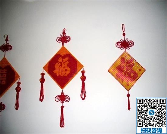 一邊聊天一邊做手工活掙錢，農(nóng)村婦女的快樂(lè)生活(圖1)