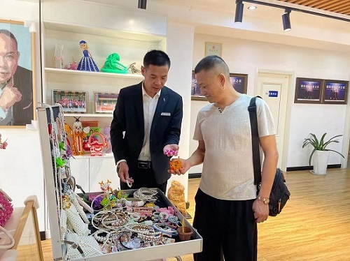 一次獎金100000元，做珠繡非遺手工，我驕傲！--- ---記湖南湘西代理周總在手工之家領取獎金