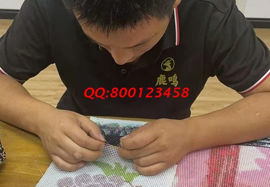 9月5日，實(shí)地考察、詳細(xì)了解，這個(gè)拿回家做的手工活讓人放心，在家足不出戶做勵(lì)志珠珠繡手工能掙錢(qián)，圖為手工之家接待考察合作加工客戶剪影