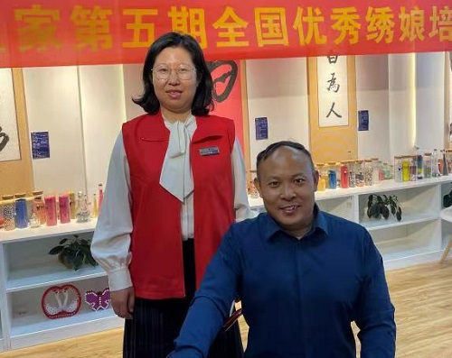 10月4日，拿回家做的手工活，珠繡串珠手工活代理加工項(xiàng)目的加工材料都有啥？看看就知道，圖為手工之家第五期優(yōu)秀繡娘培訓(xùn)會(huì)剪影