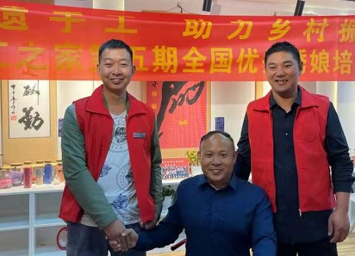 10月4日，拿回家做的手工活，珠繡串珠手工活代理加工項(xiàng)目的加工材料都有啥？看看就知道，圖為手工之家第五期優(yōu)秀繡娘培訓(xùn)會(huì)剪影