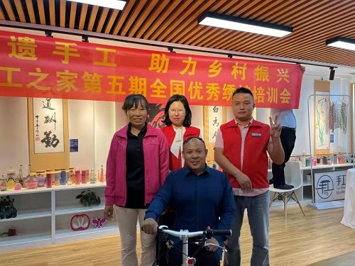 10月4日，拿回家做的手工活，珠繡串珠手工活代理加工項(xiàng)目的加工材料都有啥？看看就知道，圖為手工之家第五期優(yōu)秀繡娘培訓(xùn)會(huì)剪影