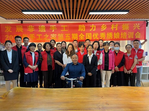 10月4日，拿回家做的手工活，珠繡串珠手工活代理加工項(xiàng)目的加工材料都有啥？看看就知道，圖為手工之家第五期優(yōu)秀繡娘培訓(xùn)會(huì)剪影