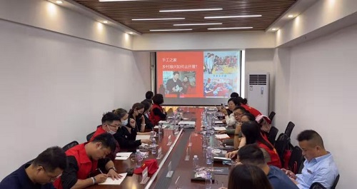 10月8日，重服務、講信譽，在家做手工活，可以帶回家做的手工活，大家都選這個十多年的老企業(yè)，圖為手工之家優(yōu)秀繡娘培訓會剪影