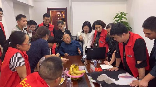 10月8日，重服務、講信譽，在家做手工活，可以帶回家做的手工活，大家都選這個十多年的老企業(yè)，圖為手工之家優(yōu)秀繡娘培訓會剪影