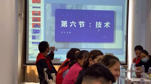 10月8日，重服務、講信譽，在家做手工活，可以帶回家做的手工活，大家都選這個十多年的老企業(yè)，圖為手工之家優(yōu)秀繡娘培訓會剪影