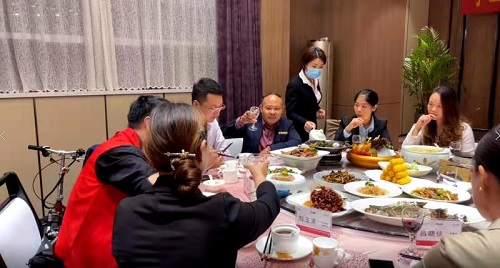 10月9日，實地考察，想接正規(guī)廠家的手工活，拿回家做的手工活就選非遺項目勵志珠珠繡，圖為手工之家第五期優(yōu)秀繡娘培訓(xùn)會接待剪影