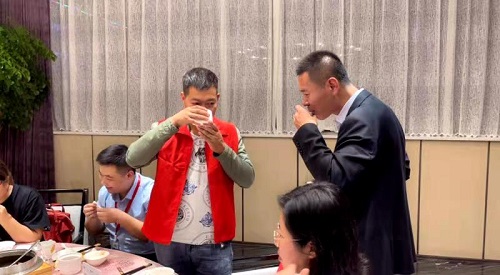 10月9日，實地考察，想接正規(guī)廠家的手工活，拿回家做的手工活就選非遺項目勵志珠珠繡，圖為手工之家第五期優(yōu)秀繡娘培訓(xùn)會接待剪影