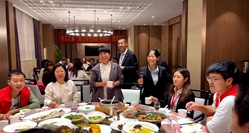 10月9日，實地考察，想接正規(guī)廠家的手工活，拿回家做的手工活就選非遺項目勵志珠珠繡，圖為手工之家第五期優(yōu)秀繡娘培訓(xùn)會接待剪影