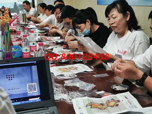 10月11日，想接正規(guī)廠家的手工活，找拿回家做的手工活，看好這兩點(diǎn)，可以放心選擇了，圖為手工之家優(yōu)秀繡娘往期培訓(xùn)會剪影